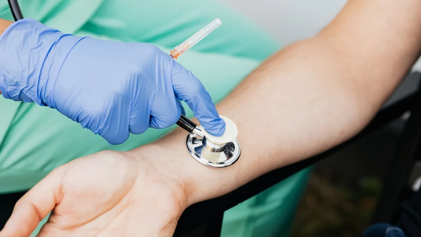 Doğum Sonrası Tiroit Bozukluğu (Postpartum Tiroidit): Belirtileri ve Hormonal Dalgalanmalar detay görseli