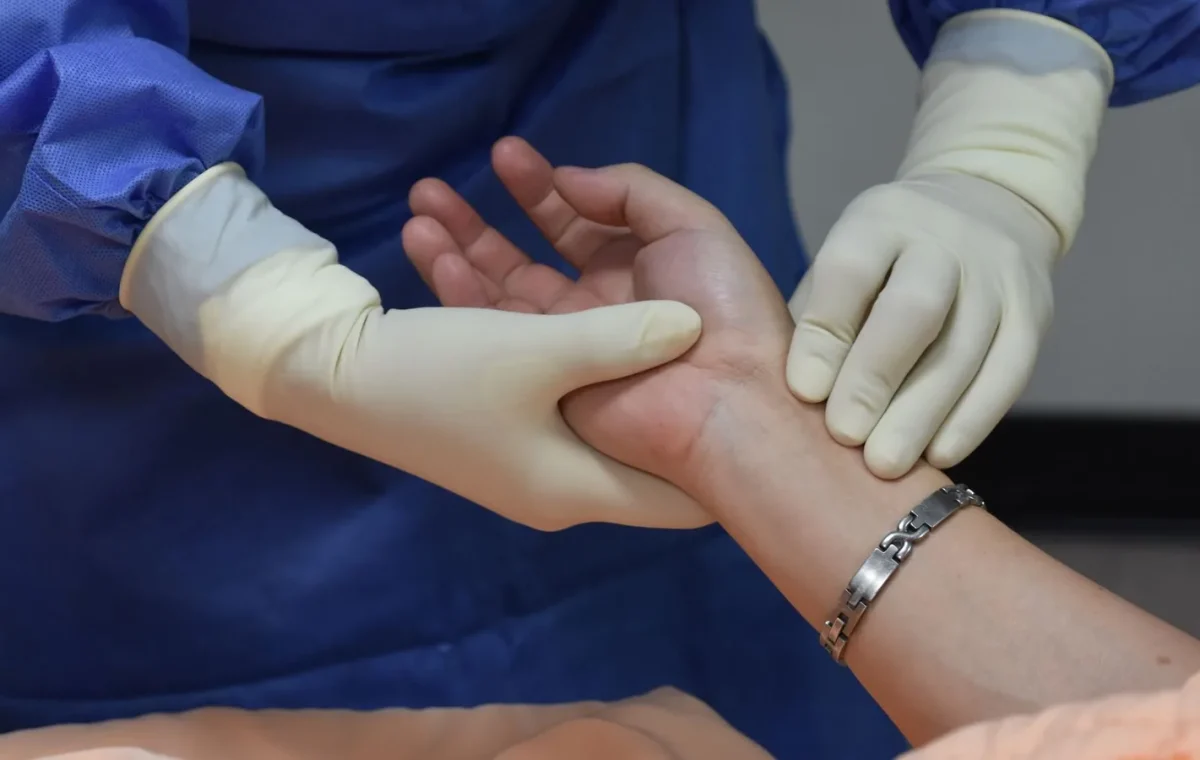 Elde Titreme ve Essansiyel Tremor: Belirtileri ve Klinik Değerlendirme Kriterleri