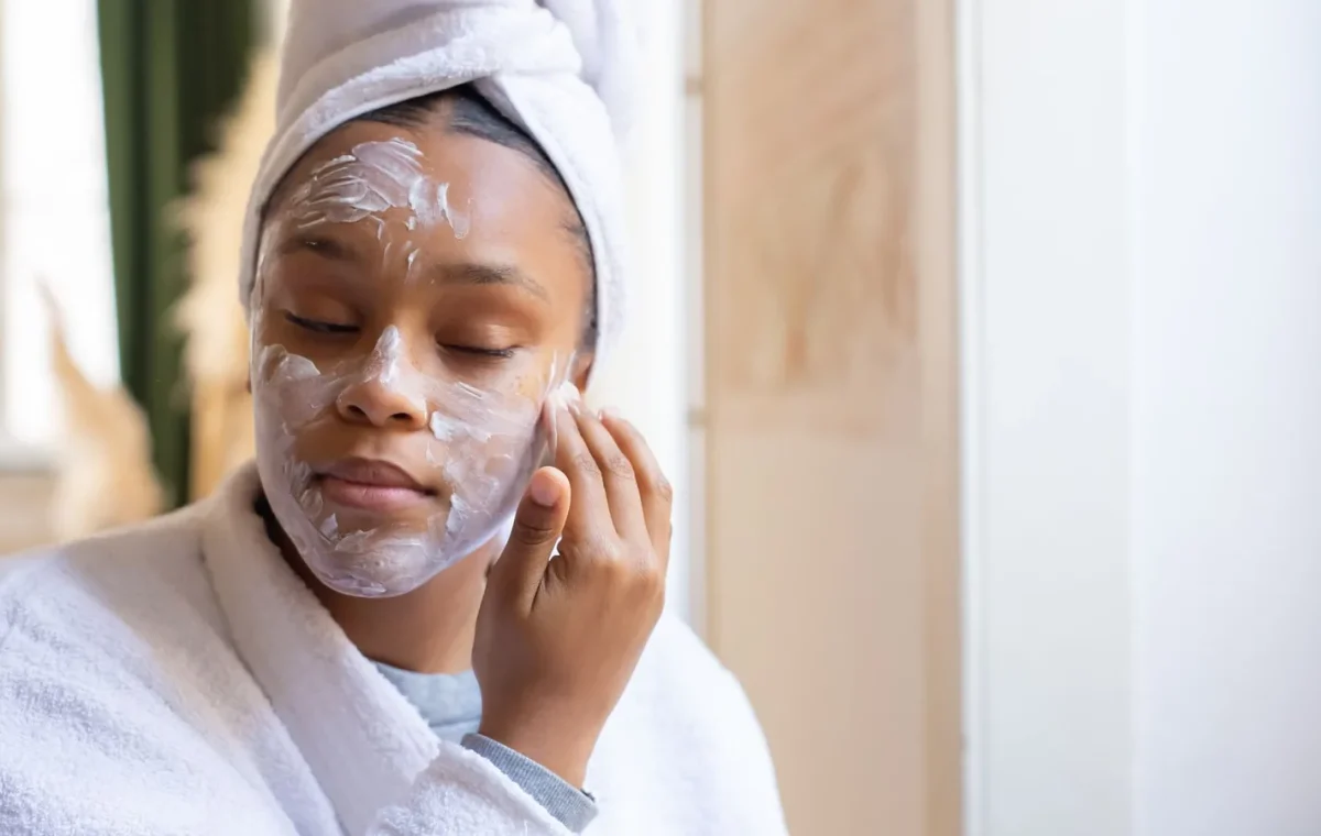 Ergenlik Döneminde Akne Gelişimi ve Sebum Üretimi: Cilt Bariyerini Korumak İçin Ne Yapılmalı?