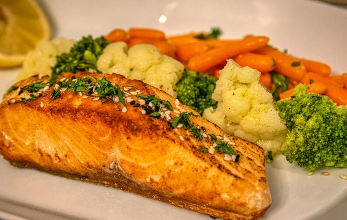 Delicious grilled salmon served with vibrant mixed vegetables, perfect for a healthy meal.